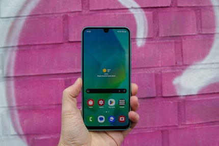 Il display ha un bordo relativamente ampio.