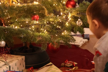 Für besinnliche Weihnachten als Familie braucht es gar nicht mal so viel. Die funkelnden Augen kommen irgendwann ganz von allein.