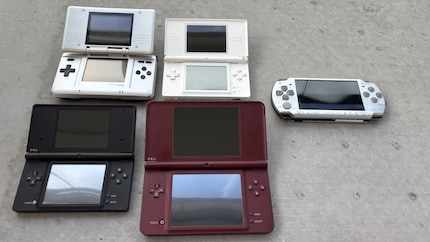 D’en haut à gauche à en bas à droite : la Nintendo DS, la DS Lite, la DSi et la DSi XL. À droite, la PSP.