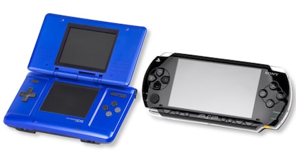 La Nintendo DS (à droite) et la PSP-1000 (à gauche).