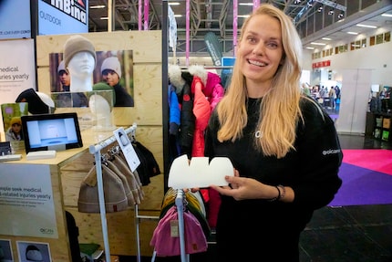 Sofie Hellström zeigt auf der internationalen Sportmesse ISPO das schützende Material, das in die Mütze eingearbeitet wird.
