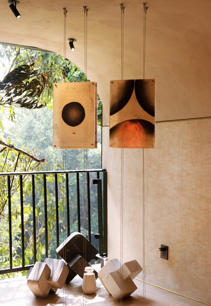 Invece di essere appesa alla parete, queste immagini galleggiano al centro della stanza. Idea di: Goldberg Interiores e Studio 84, Design House Mexico.