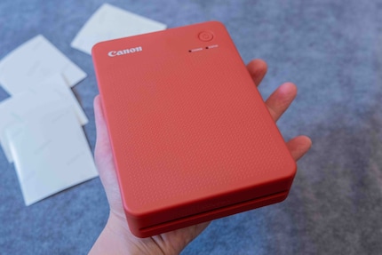 La Canon Selphy QX20 in rosso brillante.