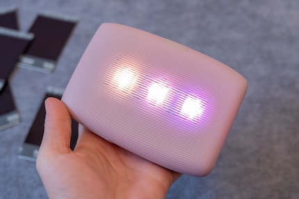 La Instax Mini Link3 mi saluta con tre LED colorati quando la accendo.