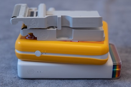 La stampante e la cassetta di pellicola Kodak (al centro) sono quasi identiche a quelle Polaroid (sopra e sotto).