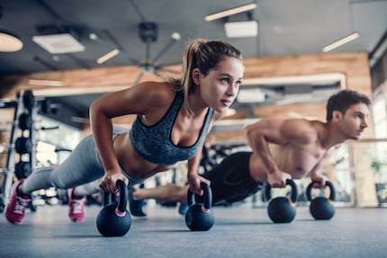 Stabilisci delle date fisse per il tuo allenamento e datti appuntamento con gli altri per aumentare le possibilità di rispettarle.