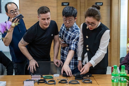 Vor-Ort-Termin in China: Yannick Cejka (2. von links) schaut sich verschiedene Qualitäten bei Kabeln an.