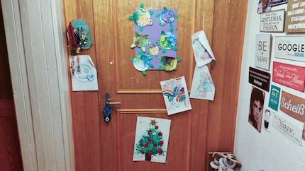 ... oder an der Wohnungstür, Zoes Kunstwerke hängen überall.