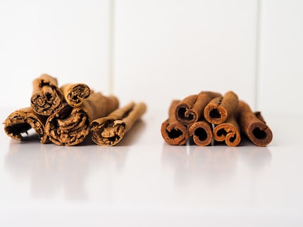 I bastoncini di cannella delle due varietà si distinguono a colpo d'occhio: a sinistra gli strati più fini della cannella di Ceylon di alta qualità, a destra i bastoncini di cannella Cassia a uno strato più spesso.