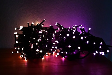 100 splendenti lucine LED su un cavo lungo otto metri.