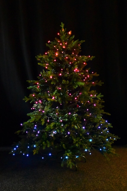 Nella foto il mio albero di Natale di 150 centimetri splende con l'effetto luce «Atmosfera festiva».