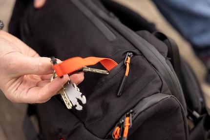 There is a practical small compartment with a carabiner for keys.