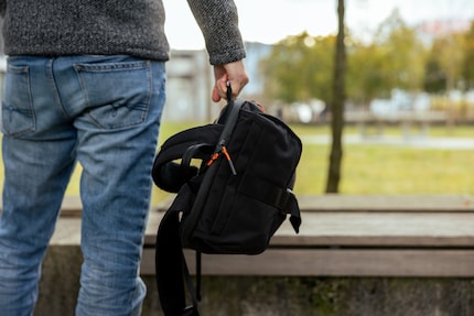 If I don't want to carry the backpack on the top flap, I can also pack it on a slightly hidden side handle.