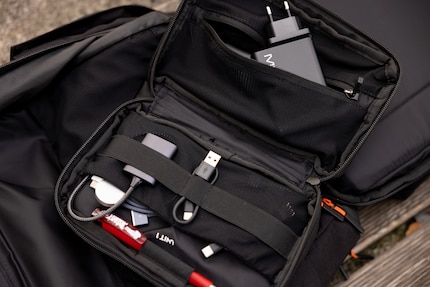Cables and co. can be stored in the small bag.