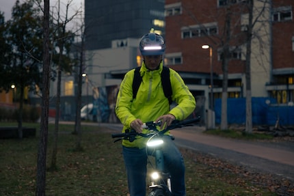 Der beleuchtete Helm macht mich sichtbar. Ausserdem ist er ein guter Parkplatz für das Visier, wenn ich es gerade nicht benötige.