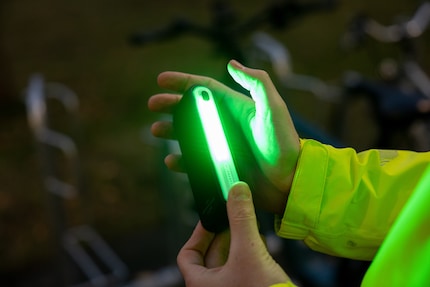 Die Lampen leuchten kurz auf und geben mir eine Info zum Akkustand, wenn ich sie ins Case einsetze.