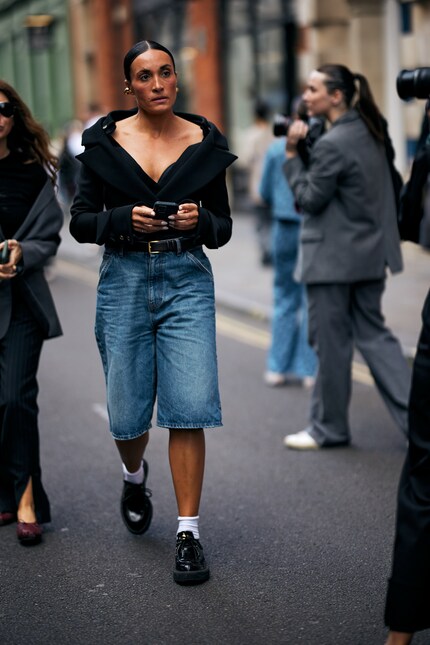 I pantaloncini di jeans sono ora lunghi come bermuda ...