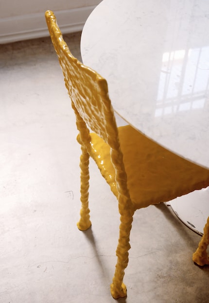 Le simpatiche sedie riflettono il mondo colorato e fantasioso della designer.