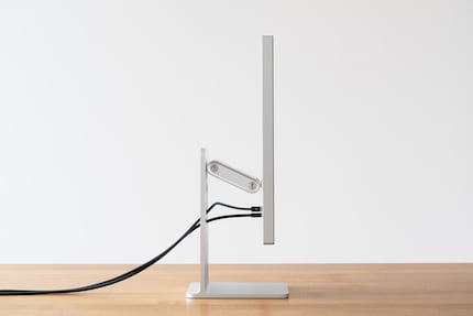 Con Apple, ogni parte è fresata da alluminio massiccio. Tuttavia, anche la regolazione opzionale dell'altezza è un esempio di costosa sovraingegnerizzazione.