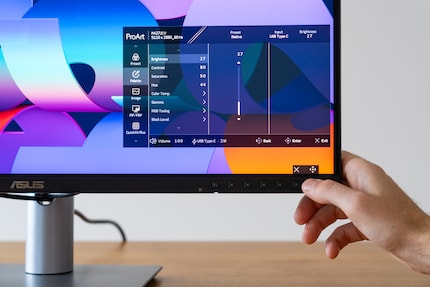 Utilizzo il display Asus nel modo classico, usando i pulsanti sulla parte anteriore.
