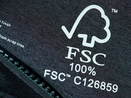 Le label du Forest Stewardship Council orne la combinaison de surf à base de caoutchouc, coquilles d’huîtres et huile de soja.
