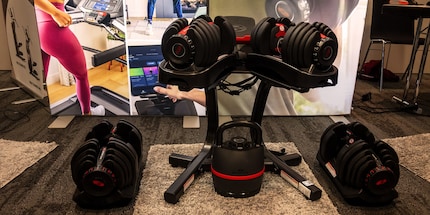 L'entraînement à domicile avec des haltères et des kettlebells est en plein essor. Sur la photo, les produits de Bowflex.