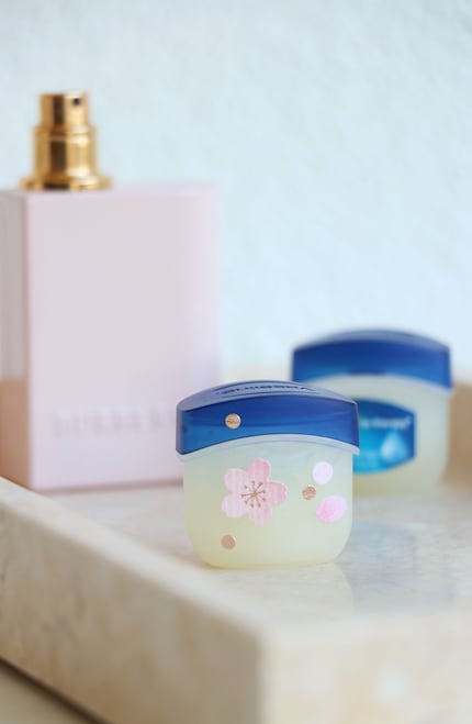 Avec un peu de vaseline, le parfum s’emporte partout.
