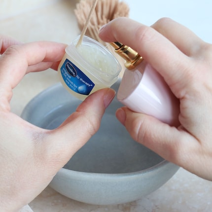 Mettre le parfum dans la vaseline...