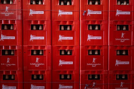 Toutes ces bouteilles réutilisables attendent que des acheteurs assoiffés les empoignent.