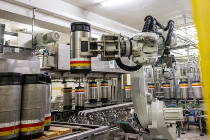 Des robots industriels rendent les processus plus efficaces.