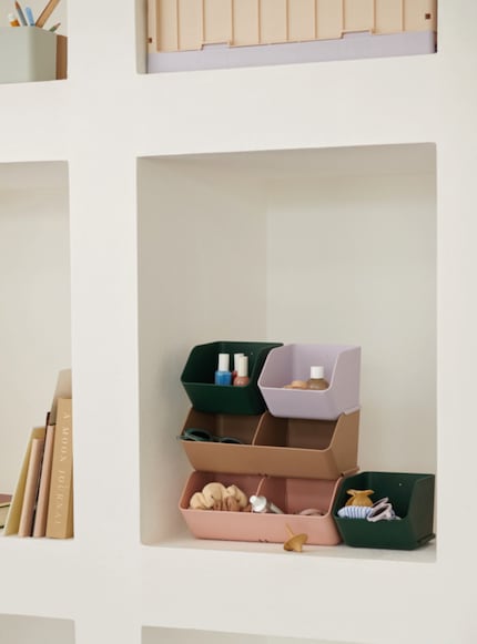 Le système de rangement Rosmary en vieux rose ou vert menthe offre une bonne vue d’ensemble.