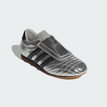 L’Adidas Taekwondo au look métallique accrocheur.