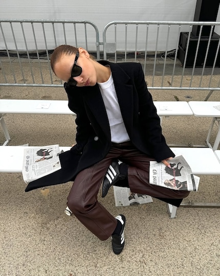 En noir et blanc classique, la sneaker semble un peu plus calme.