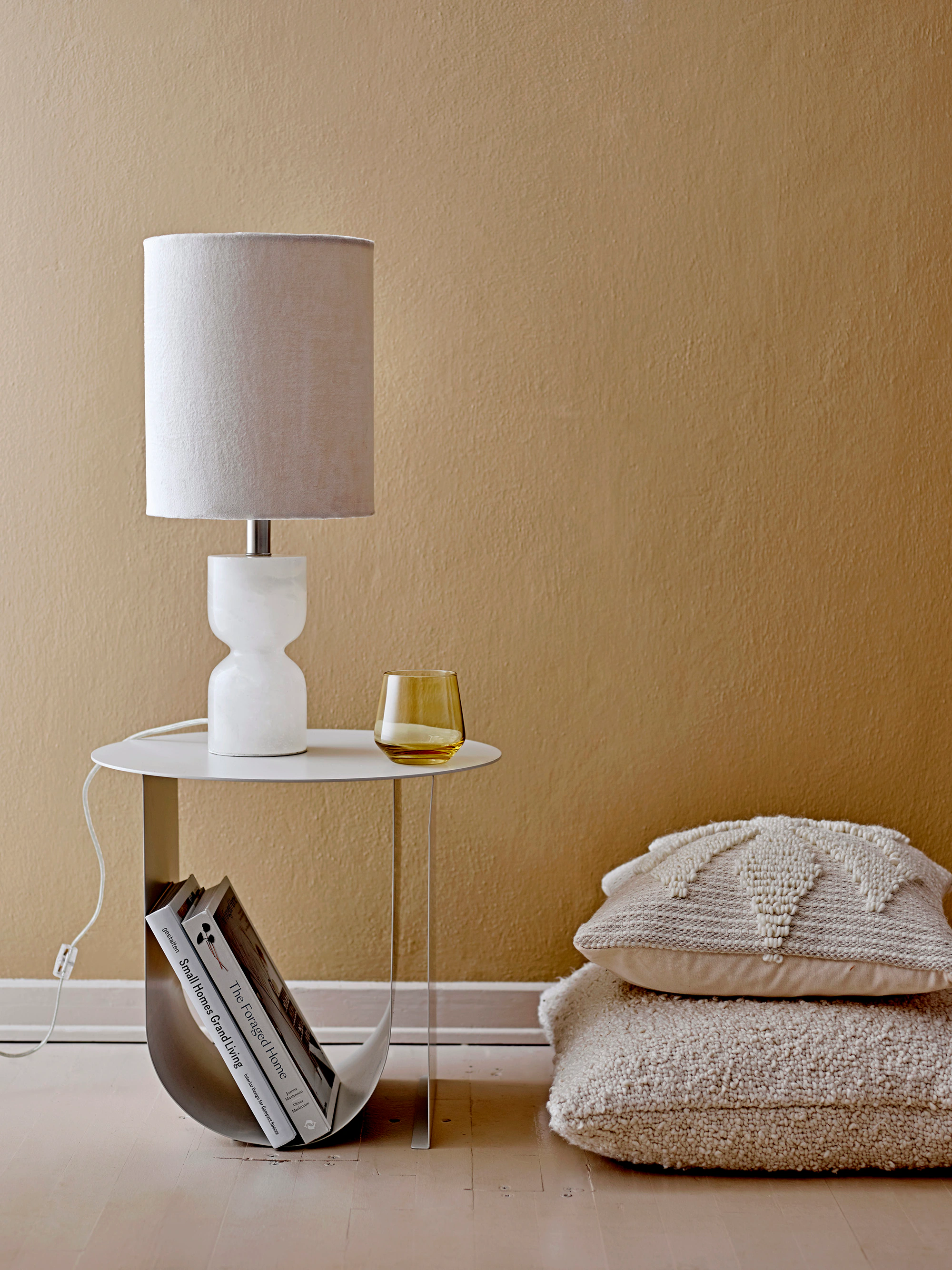 The round Cher table combines elegance and functionality in a compact design.