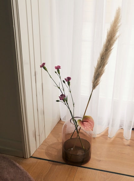 The two-in-one solution Tota is the ideal home for flowers, plants or candles – the choice is yours.