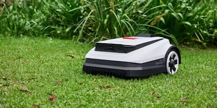 Le Goat O500 d'Ecovacs se déplace uniquement à vue, sans satellite.