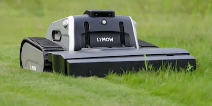 Grâce à son système d'entraînement par chaîne, la Lymow One devrait pouvoir gravir des pentes de 45 degrés