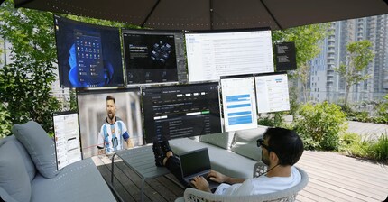 Das virtuelle Office mit einem riesigen Monitor.
