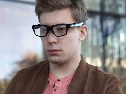Die Brille von Captify zeigt Untertitel direkt ins Sichtfeld.