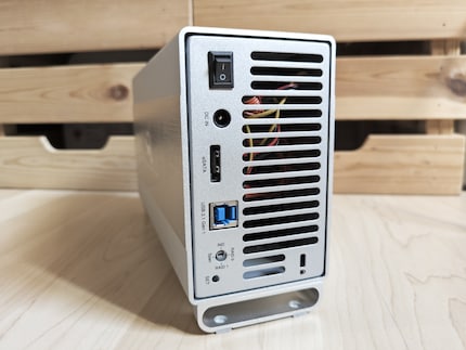 À l’arrière, interrupteur d’alimentation, prise d’alimentation, port eSATA, port USB, sélection RAID avec bouton SET et encoche de sécurité Kensington.