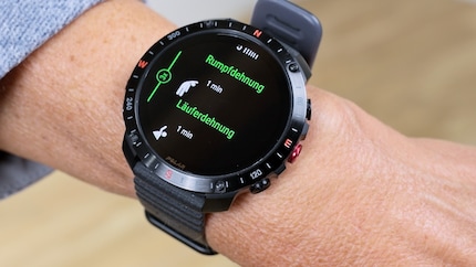 La montre propose des entraînements et affiche même des exercices.