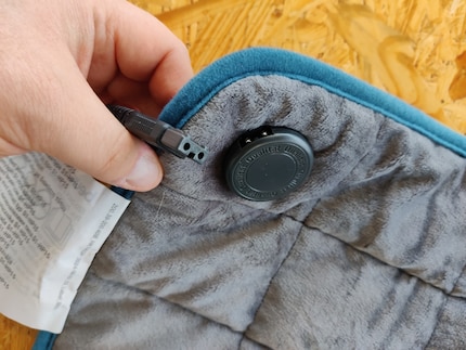 Il collegamento elettrico si trova in uno scomparto sul bordo del cuscino.