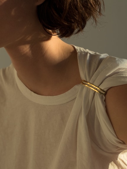 Una spilla disegnata da Pauline Deltour per JEM Jewellery.