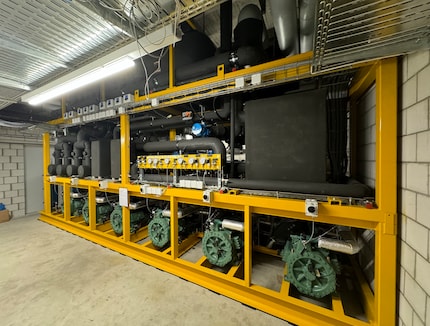 So sieht die reversible CO₂-Wärmepumpe in Wohlen aus.