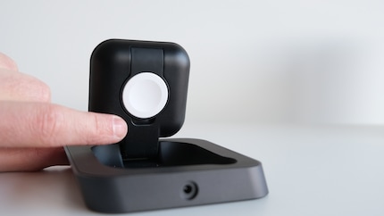 Mes ongles ne me remercieront pas : c’est ici que je dois lever le palet de chargement de l’Apple Watch.