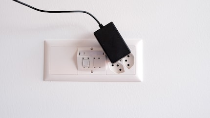Le bloc d’alimentation accapare toutes les prises.