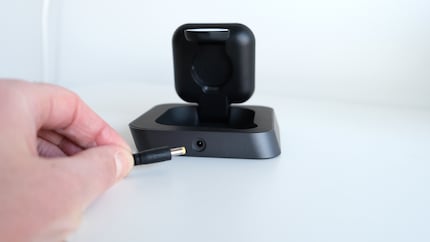 La station de charge Zens fait un pied de nez aux connecteurs USB-C ; elle est équipée de sa propre prise.