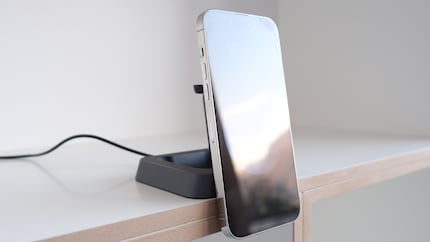 Je ne peux pas charger mon iPhone à la verticale, sauf si je place le chargeur sur le bord de mon étagère, et que je fais confiance aux aimants.