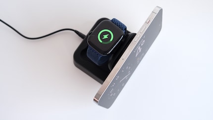 Deux appareils se chargent sur la station du Nightstand Pro 2.