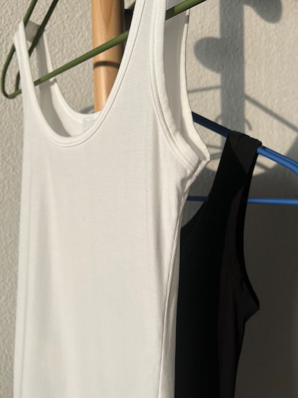 Das Tanktop von Moi Basics gibt es in Weiss und Schwarz.